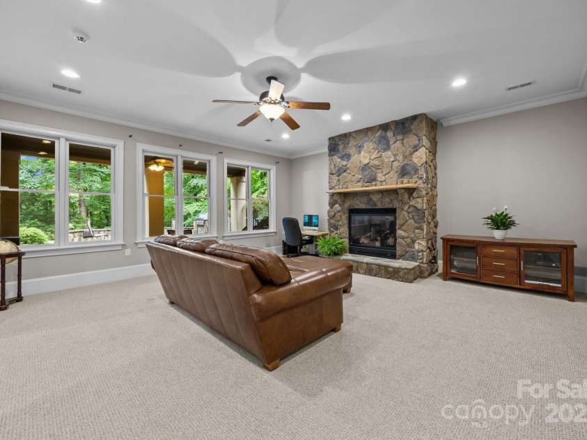 914 Elizabeth Lane, Matthews, NC 28105.  MLS# CAR4245380, YatesRealty ID 13399. 