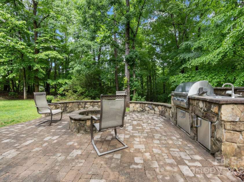 914 Elizabeth Lane, Matthews, NC 28105.  MLS# CAR4245380, YatesRealty ID 13399. 