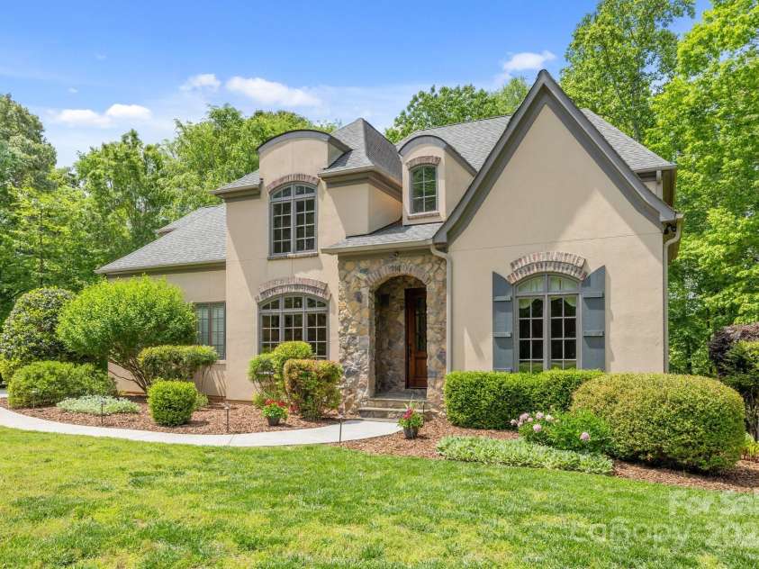 914 Elizabeth Lane, Matthews, NC 28105.  MLS# CAR4245380, YatesRealty ID 13399. 