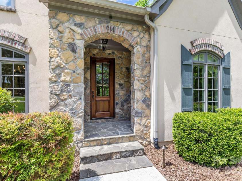 914 Elizabeth Lane, Matthews, NC 28105.  MLS# CAR4245380, YatesRealty ID 13399. 