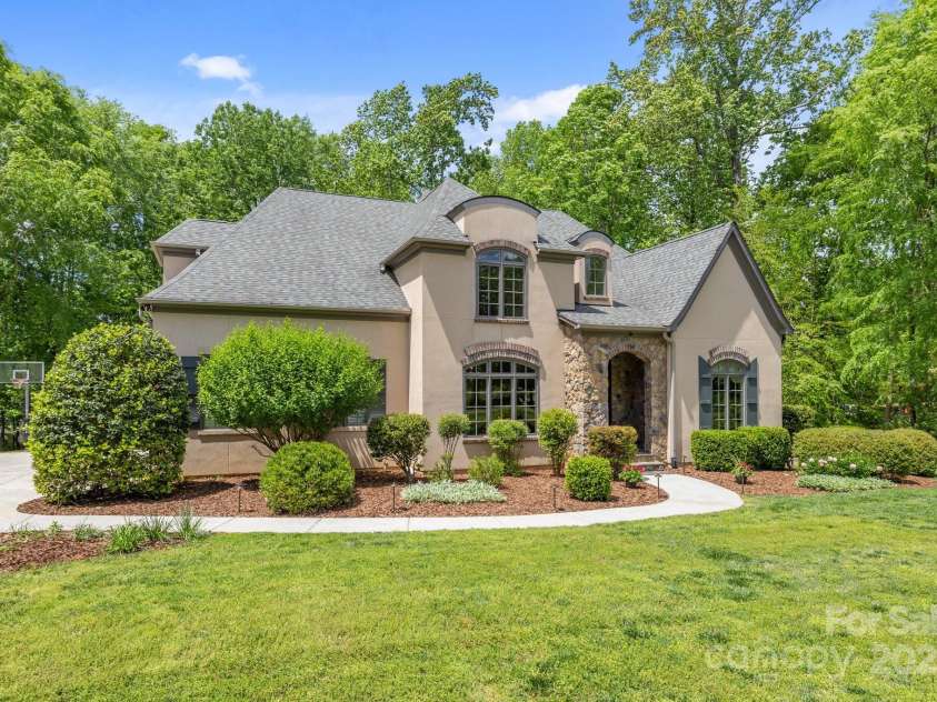 914 Elizabeth Lane, Matthews, NC 28105.  MLS# CAR4245380, YatesRealty ID 13399. 