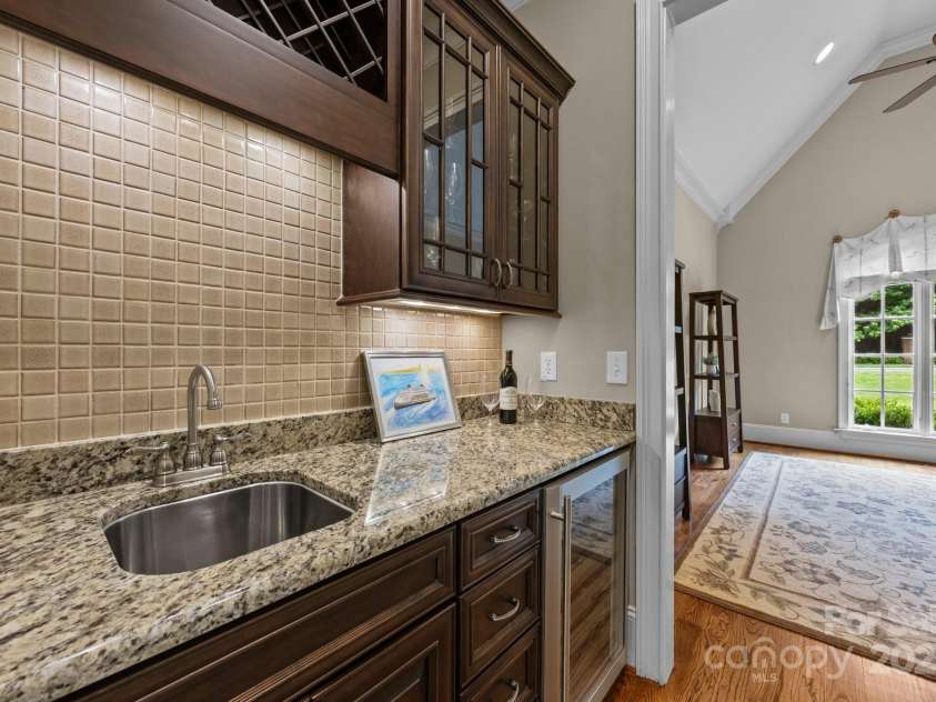 914 Elizabeth Lane, Matthews, NC 28105.  MLS# CAR4245380, YatesRealty ID 13399. 