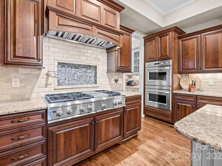 914 Elizabeth Lane, Matthews, NC 28105.  MLS# CAR4245380, YatesRealty ID 13399. 