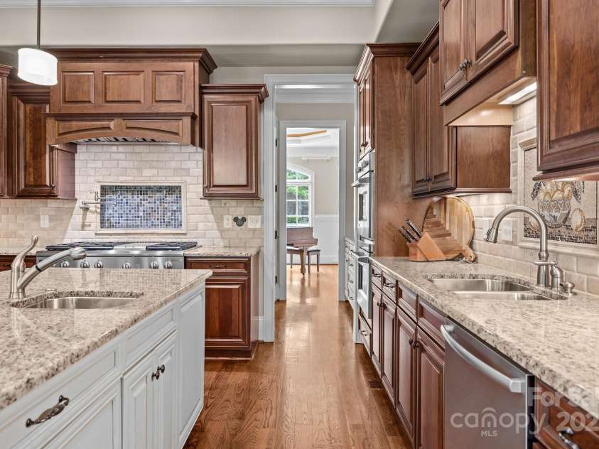 914 Elizabeth Lane, Matthews, NC 28105.  MLS# CAR4245380, YatesRealty ID 13399. 