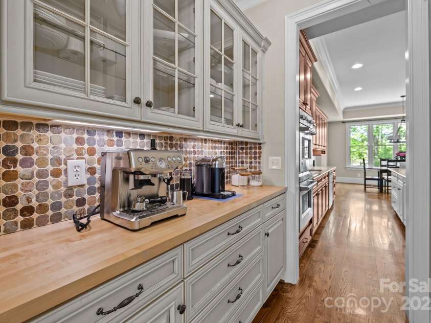 914 Elizabeth Lane, Matthews, NC 28105.  MLS# CAR4245380, YatesRealty ID 13399. 