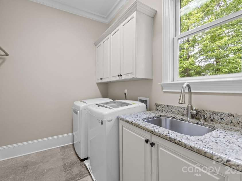 914 Elizabeth Lane, Matthews, NC 28105.  MLS# CAR4245380, YatesRealty ID 13399. 
