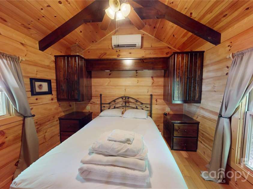 78 Smiling Fox Trail, Brevard, NC 28712.  MLS# CAR4176816, YatesRealty ID 134. Cabins bedroom
