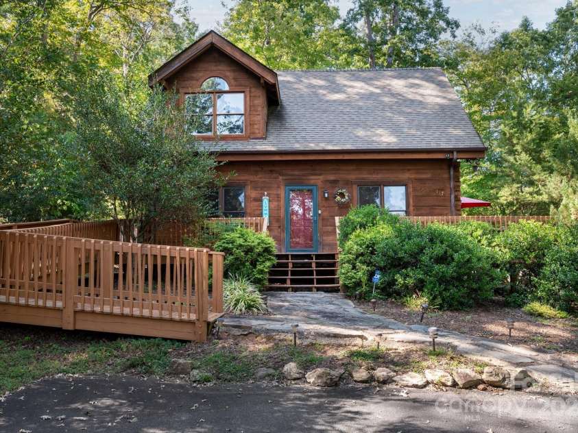 117 Laurel Lakes Parkway, Lake Lure, NC 28746.  MLS# CAR4182403, YatesRealty ID 1340. Welcome to Marthas Cabin