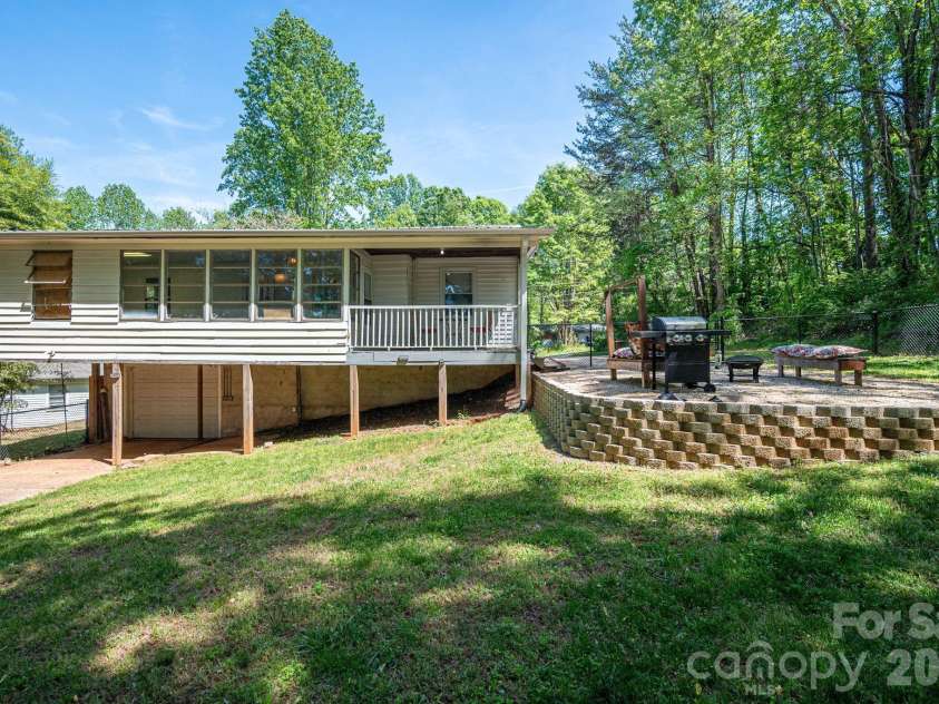 1506 28th Street, Newton, NC 28658.  MLS# CAR4366431, YatesRealty ID 13401. 