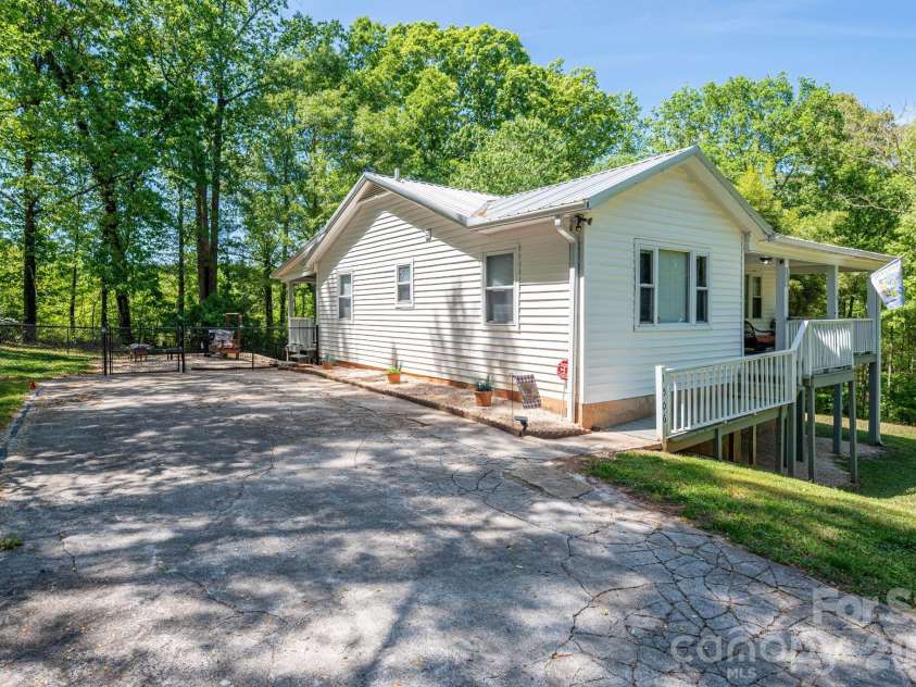 1506 28th Street, Newton, NC 28658.  MLS# CAR4366431, YatesRealty ID 13401. 