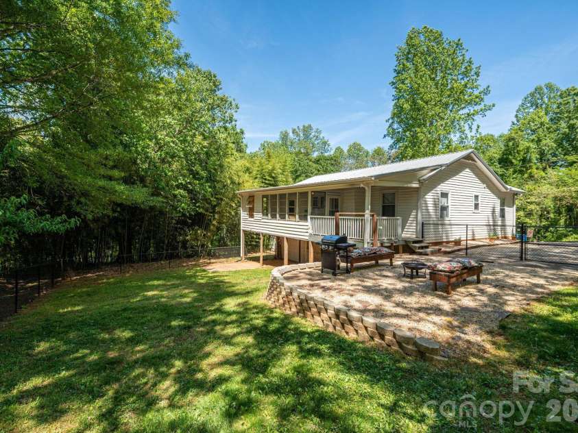 1506 28th Street, Newton, NC 28658.  MLS# CAR4366431, YatesRealty ID 13401. 