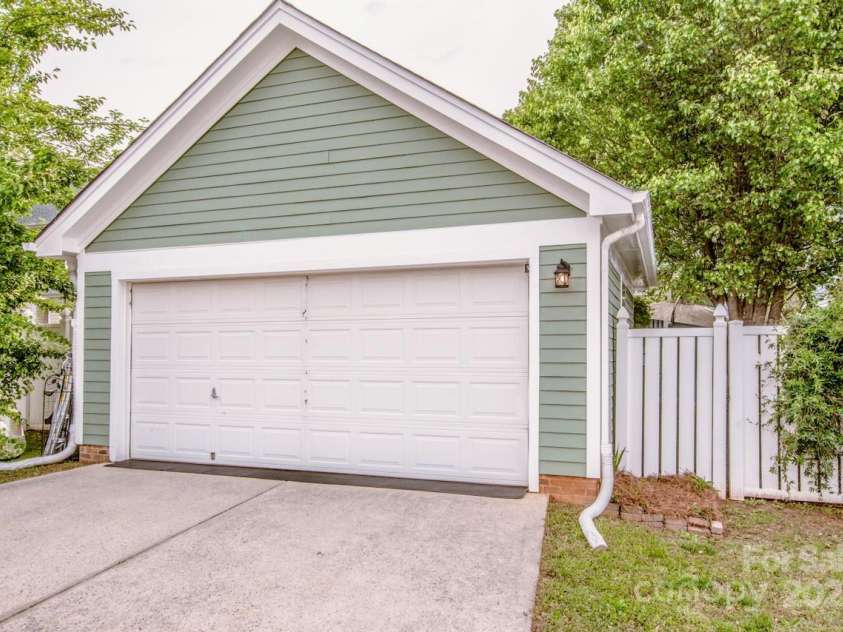 6726 Park Meadows Place, Huntersville, NC 28078.  MLS# CAR4247082, YatesRealty ID 13401. 
