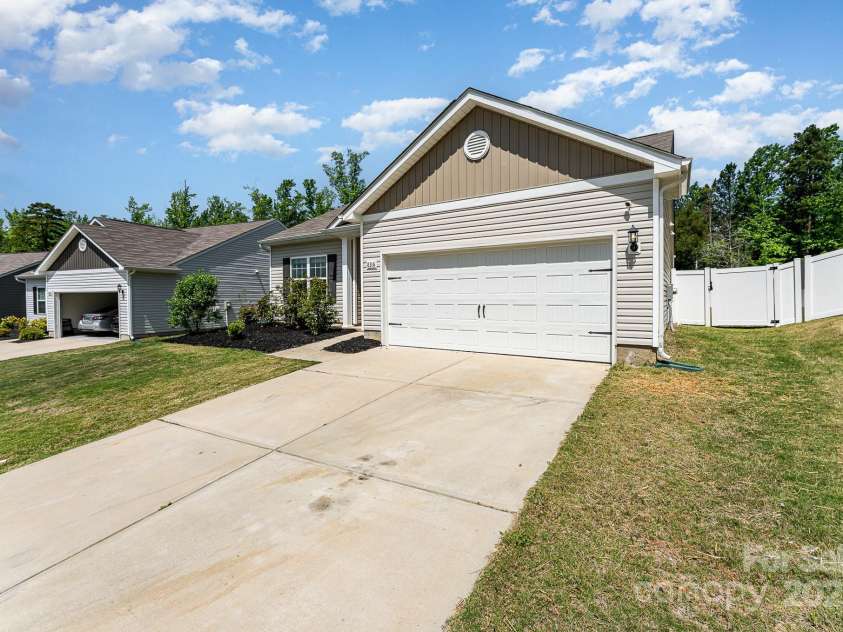 8316 Highgate Drive, Charlotte, NC 28215.  MLS# CAR4254654, YatesRealty ID 13402. 