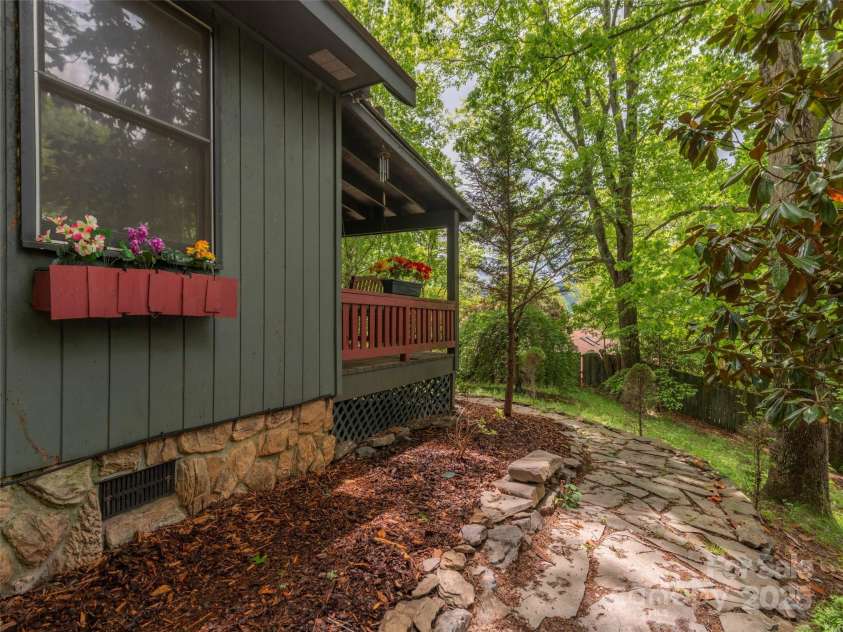 318 Sandsridge Way, Waynesville, NC 28785.  MLS# CAR4258797, YatesRealty ID 13405. 