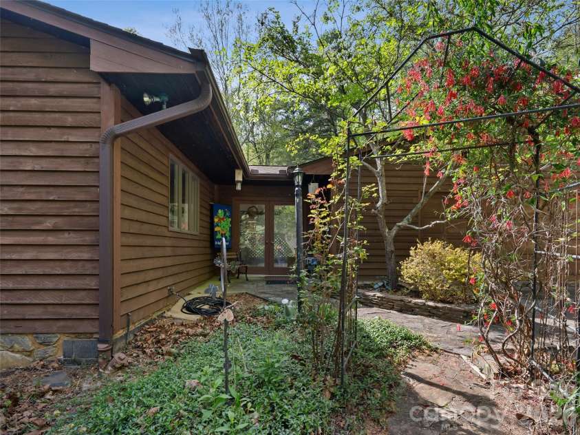 120 Carter Cove Road, Asheville, NC 28804.  MLS# CAR4370241, YatesRealty ID 13406. 