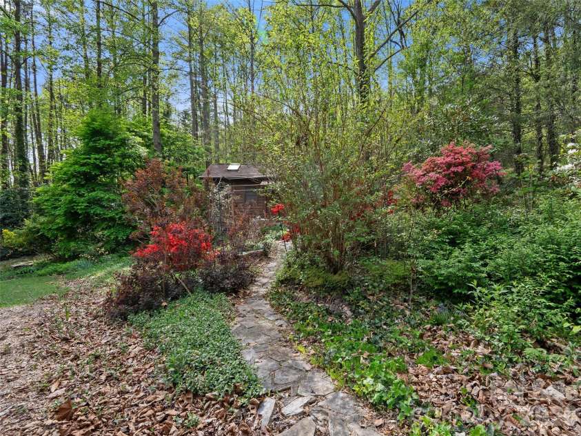 120 Carter Cove Road, Asheville, NC 28804.  MLS# CAR4370241, YatesRealty ID 13406. 