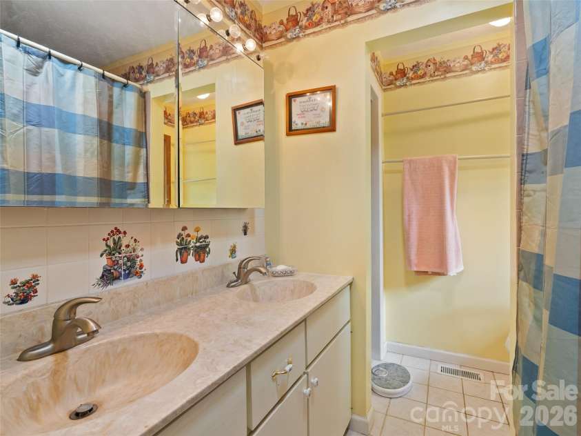 120 Carter Cove Road, Asheville, NC 28804.  MLS# CAR4370241, YatesRealty ID 13406. 