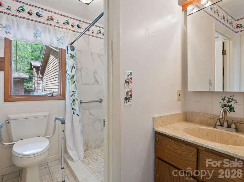 120 Carter Cove Road, Asheville, NC 28804.  MLS# CAR4370241, YatesRealty ID 13406. 