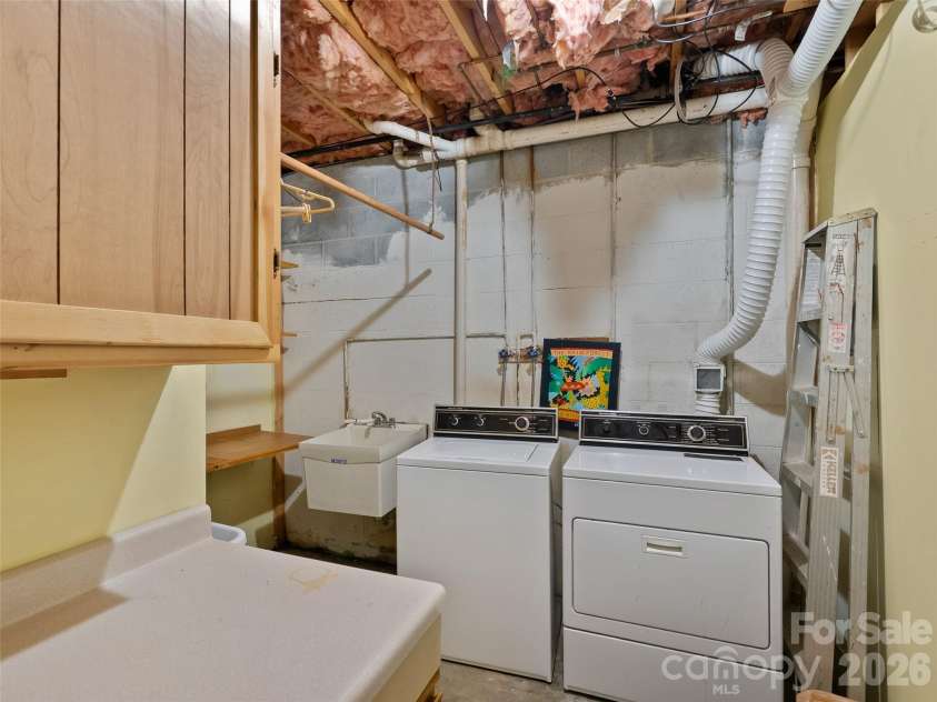 120 Carter Cove Road, Asheville, NC 28804.  MLS# CAR4370241, YatesRealty ID 13406. 