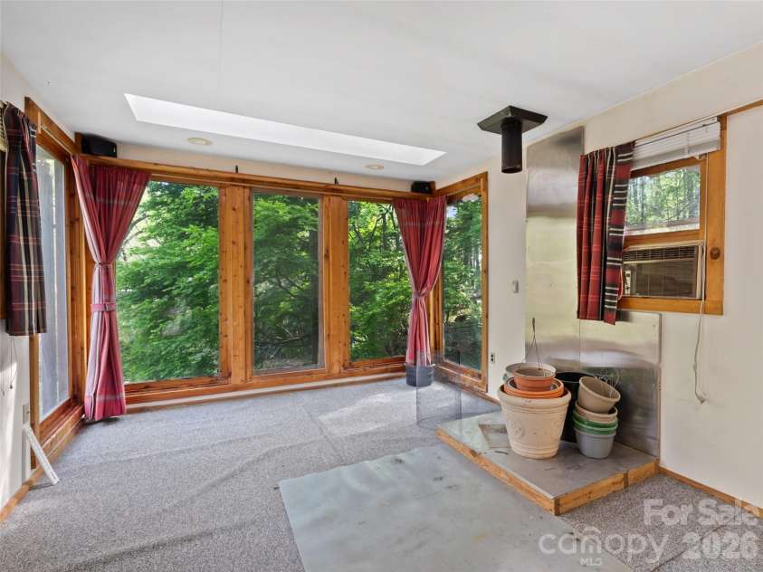 120 Carter Cove Road, Asheville, NC 28804.  MLS# CAR4370241, YatesRealty ID 13406. 