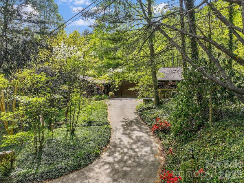 120 Carter Cove Road, Asheville, NC 28804.  MLS# CAR4370241, YatesRealty ID 13406. 