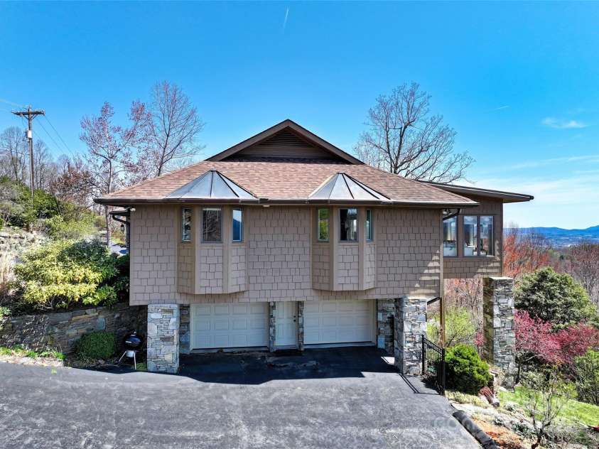 300 Roberts Drive, Hendersonville, NC 28739.  MLS# CAR4320767, YatesRealty ID 13407. 