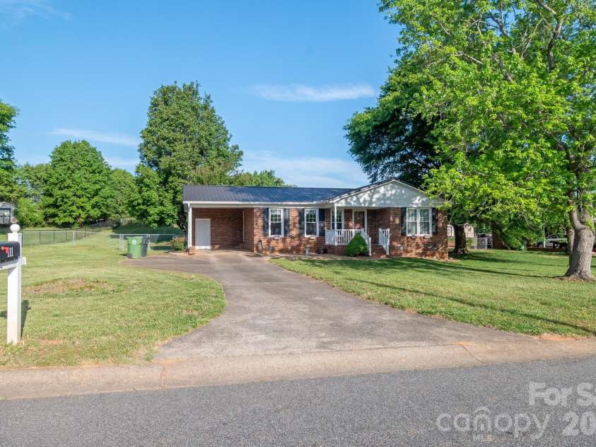 111 Southglenn Drive, Shelby, NC 28152.  MLS# CAR4369764, YatesRealty ID 13409. 