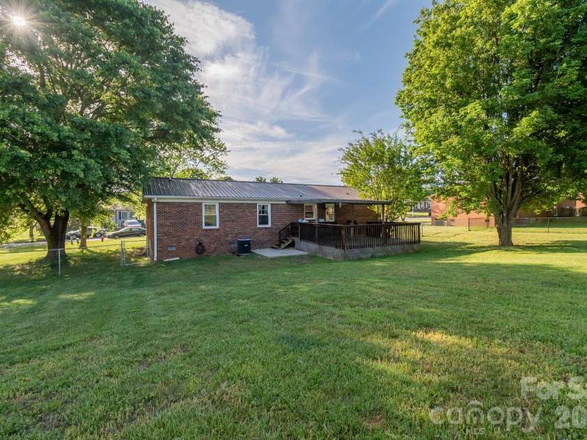 111 Southglenn Drive, Shelby, NC 28152.  MLS# CAR4369764, YatesRealty ID 13409. 