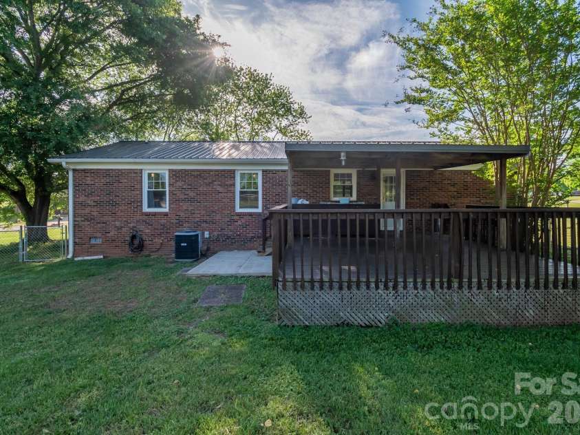 111 Southglenn Drive, Shelby, NC 28152.  MLS# CAR4369764, YatesRealty ID 13409. 