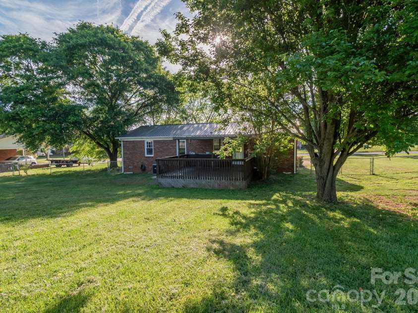 111 Southglenn Drive, Shelby, NC 28152.  MLS# CAR4369764, YatesRealty ID 13409. 