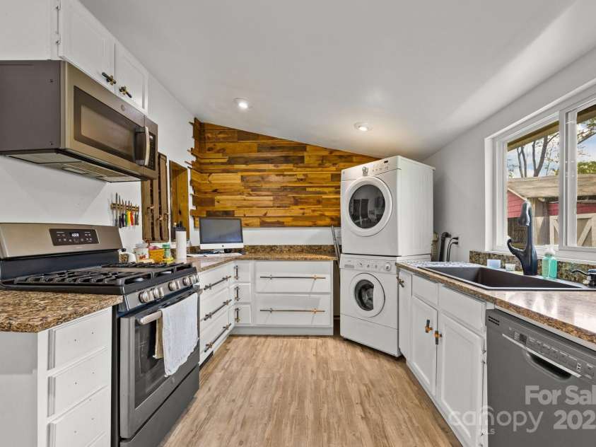 55 Herron Avenue, Asheville, NC 28806.  MLS# CAR4256476, YatesRealty ID 13409. Kitchen with gas range