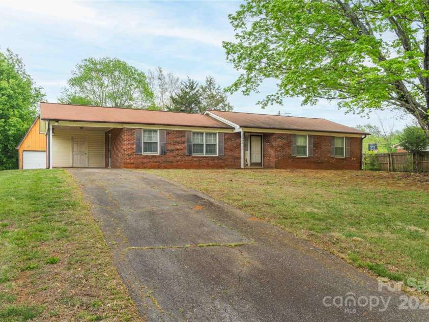 2429 Londonderry Road, Kernersville, NC 27284.  MLS# CAR4246986, YatesRealty ID 13411. 