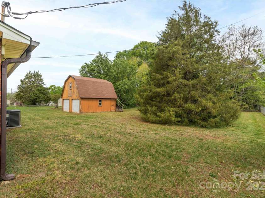 2429 Londonderry Road, Kernersville, NC 27284.  MLS# CAR4246986, YatesRealty ID 13411. 