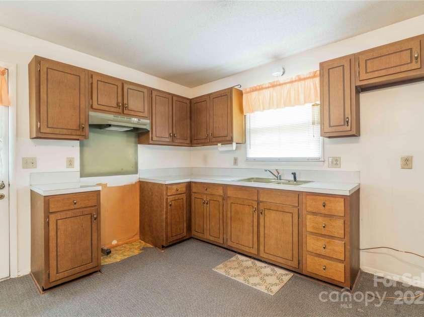 2429 Londonderry Road, Kernersville, NC 27284.  MLS# CAR4246986, YatesRealty ID 13411. 