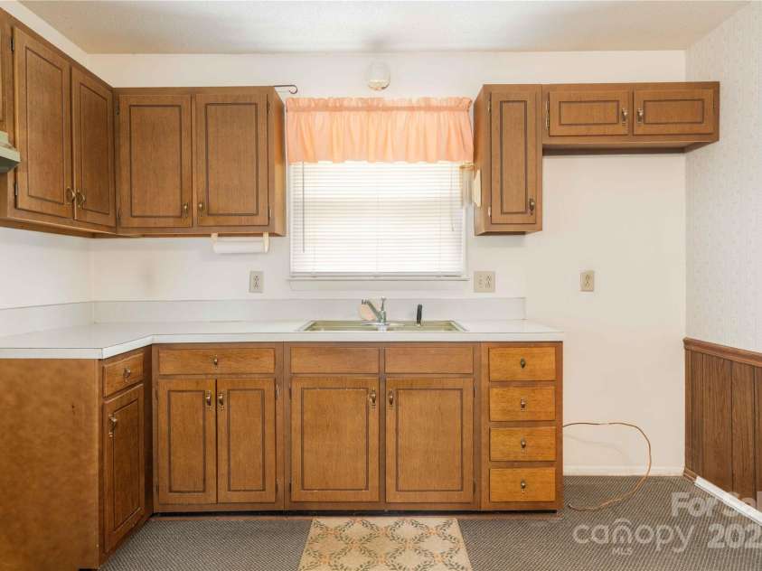 2429 Londonderry Road, Kernersville, NC 27284.  MLS# CAR4246986, YatesRealty ID 13411. 