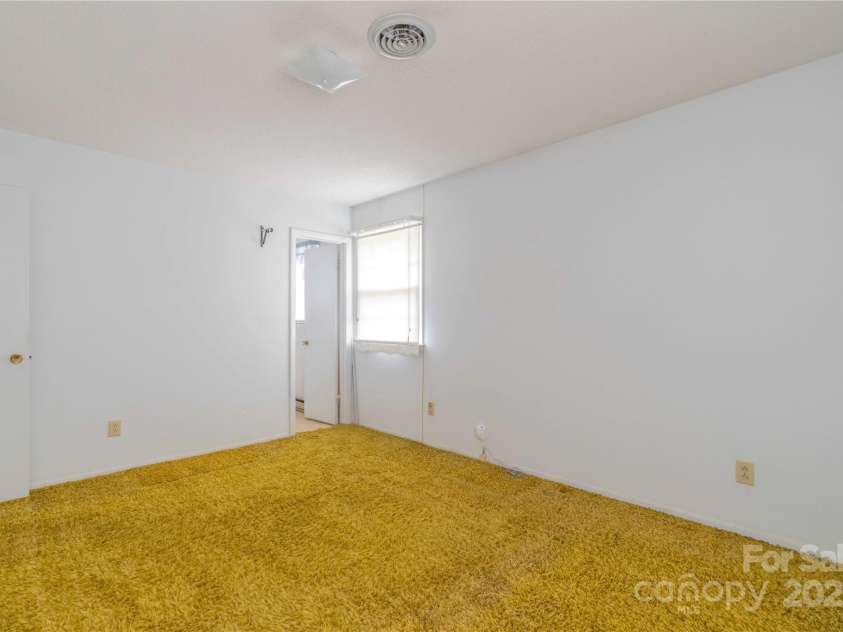 2429 Londonderry Road, Kernersville, NC 27284.  MLS# CAR4246986, YatesRealty ID 13411. 