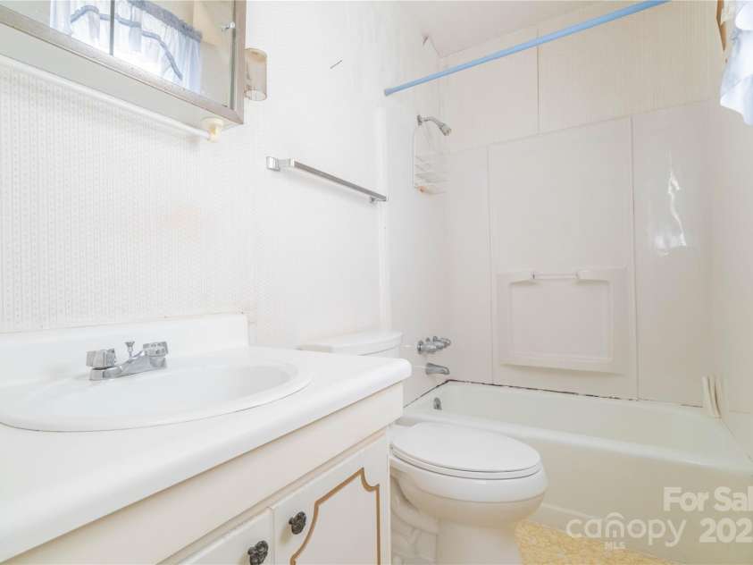 2429 Londonderry Road, Kernersville, NC 27284.  MLS# CAR4246986, YatesRealty ID 13411. 