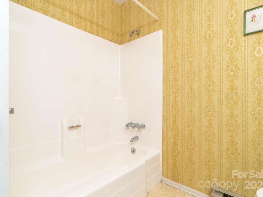 2429 Londonderry Road, Kernersville, NC 27284.  MLS# CAR4246986, YatesRealty ID 13411. 