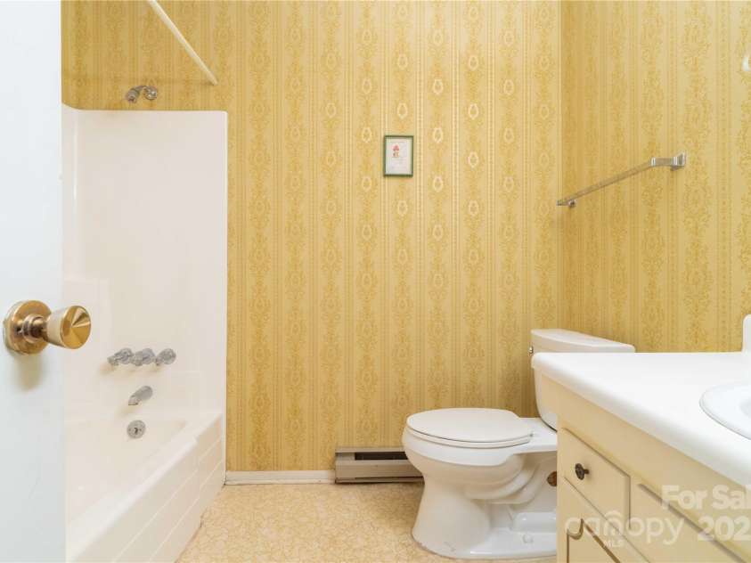 2429 Londonderry Road, Kernersville, NC 27284.  MLS# CAR4246986, YatesRealty ID 13411. 