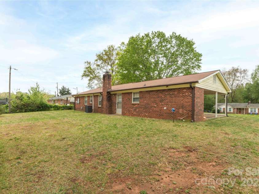 2429 Londonderry Road, Kernersville, NC 27284.  MLS# CAR4246986, YatesRealty ID 13411. 