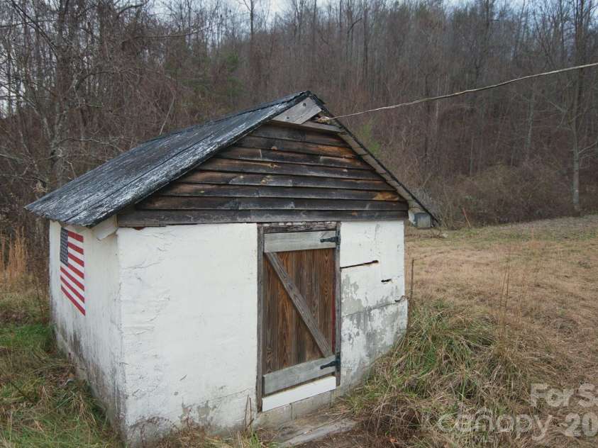 5712 Holbert Cove Road, Saluda, NC 28773.  MLS# CAR4332777, YatesRealty ID 13411. 