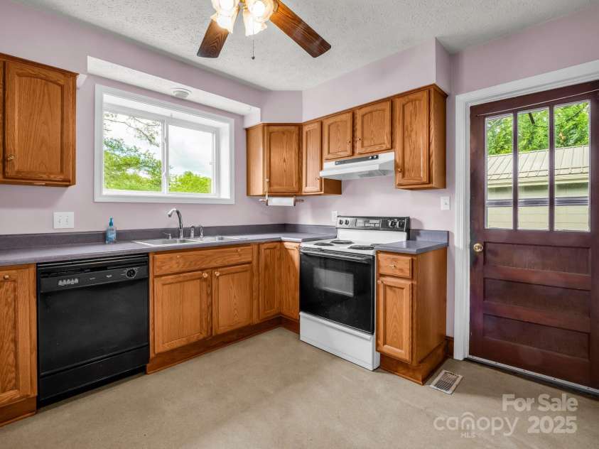 616 Ray Avenue, Hendersonville, NC 28792.  MLS# CAR4255847, YatesRealty ID 13413. 