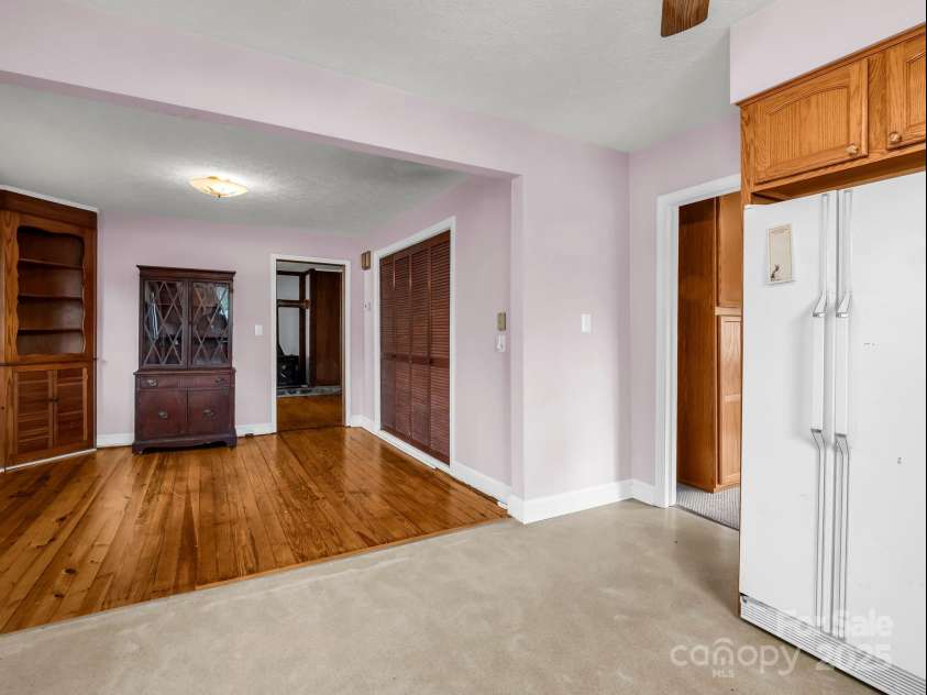 616 Ray Avenue, Hendersonville, NC 28792.  MLS# CAR4255847, YatesRealty ID 13413. 