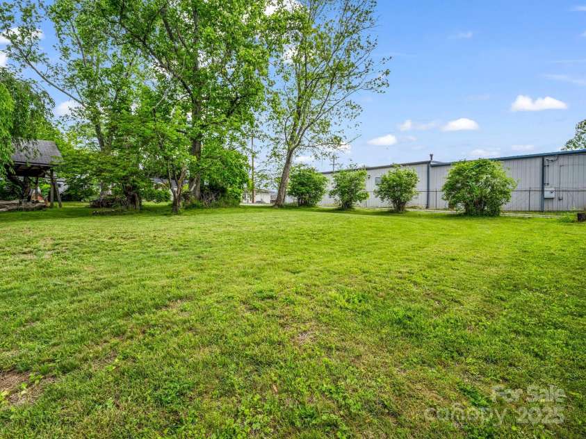 616 Ray Avenue, Hendersonville, NC 28792.  MLS# CAR4255847, YatesRealty ID 13413. 