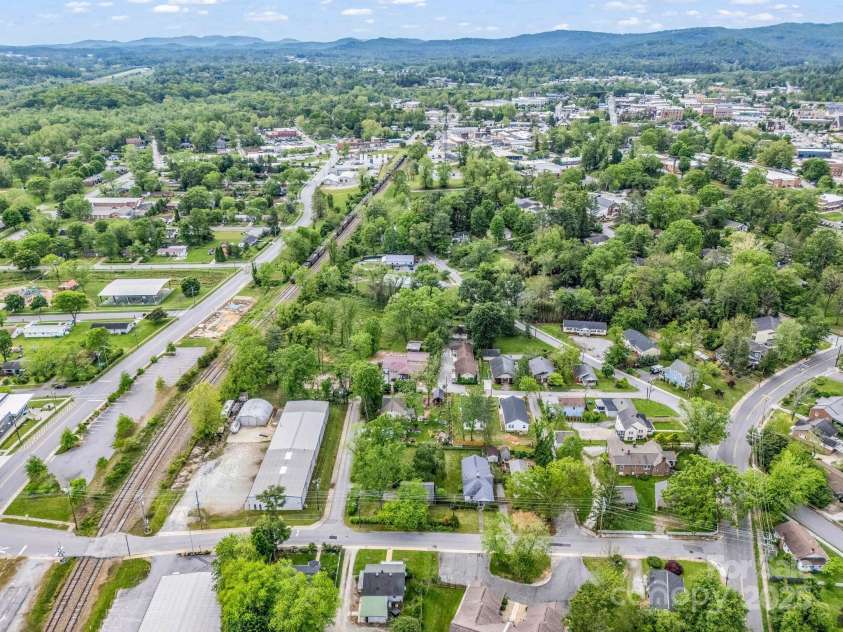 616 Ray Avenue, Hendersonville, NC 28792.  MLS# CAR4255847, YatesRealty ID 13413. 