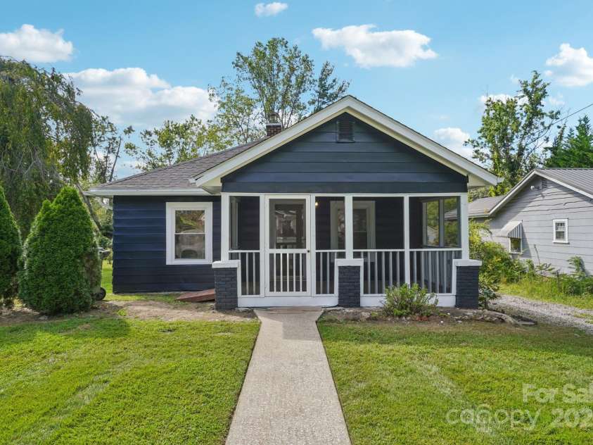 616 Ray Avenue, Hendersonville, NC 28792.  MLS# CAR4296810, YatesRealty ID 13413. 