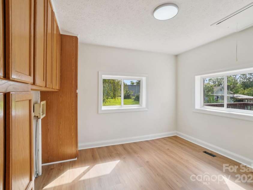 616 Ray Avenue, Hendersonville, NC 28792.  MLS# CAR4296810, YatesRealty ID 13413. 