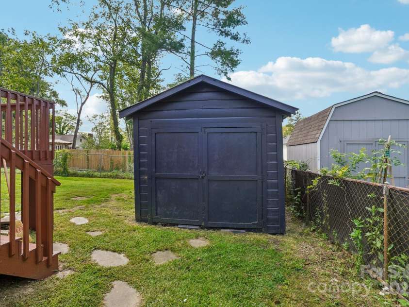 616 Ray Avenue, Hendersonville, NC 28792.  MLS# CAR4296810, YatesRealty ID 13413. 