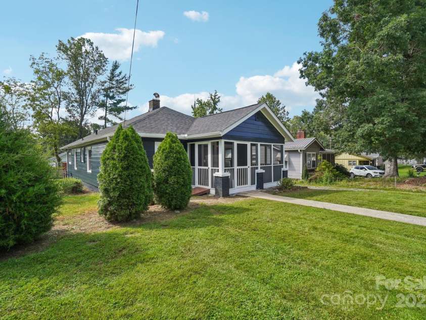 616 Ray Avenue, Hendersonville, NC 28792.  MLS# CAR4296810, YatesRealty ID 13413. 