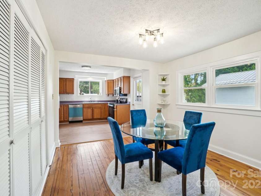 616 Ray Avenue, Hendersonville, NC 28792.  MLS# CAR4296810, YatesRealty ID 13413. 